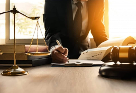 Luật sư hỗ trợ pháp lý lao động