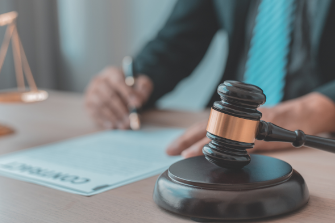 Luật sư bảo vệ quyền lợi