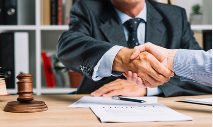 Luật sư hỗ trợ sáp nhập công ty phân phối