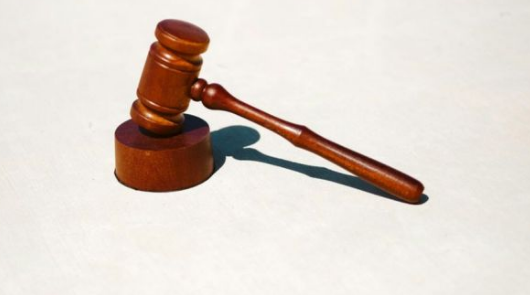 Luật sư hỗ trợ sáp nhập công ty sản xuất thép