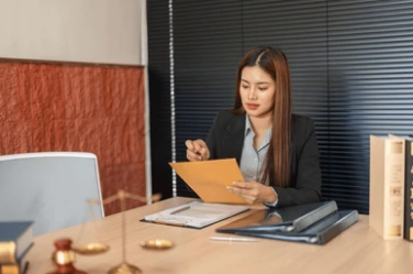 Luật sư giải quyết vi phạm thương mại