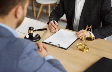 Kiện quyết định hành chính thuê luật sư